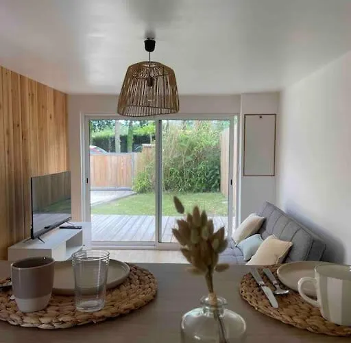 Maisonnette Avec Jardin A *